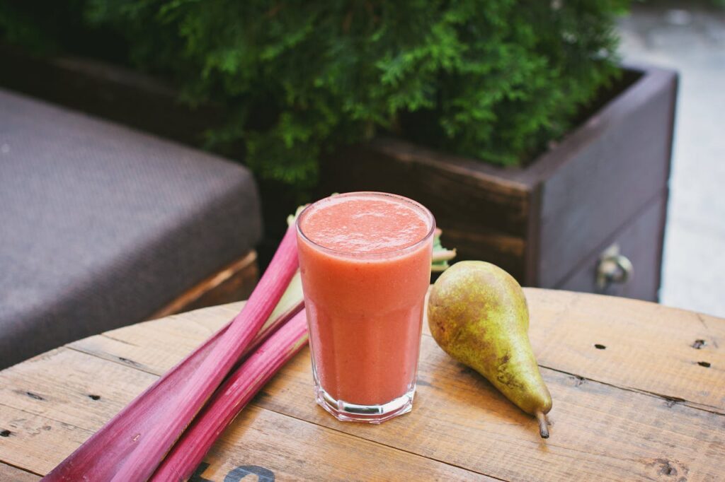 Jugos y smoothies: beneficios, diferencias y cómo integrarlos a tu día jugos y smoothies