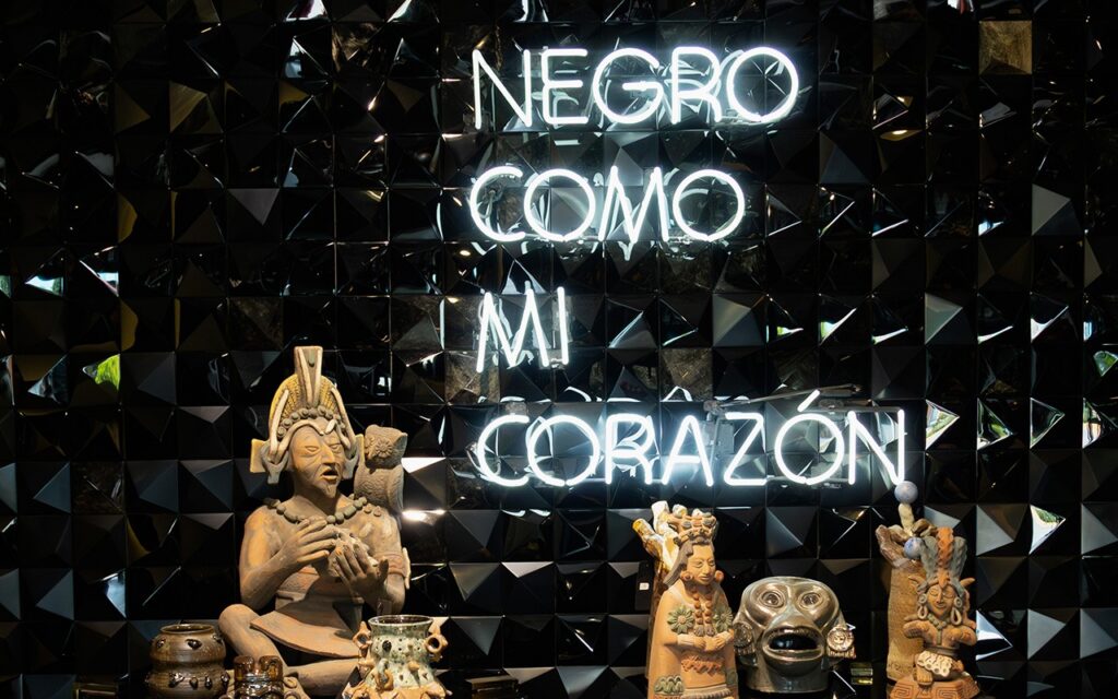 Casa Obsidiana: la boutique y el café que no te puedes perder cerca de Teotihuacán casa obsidiana negro como mi corazón