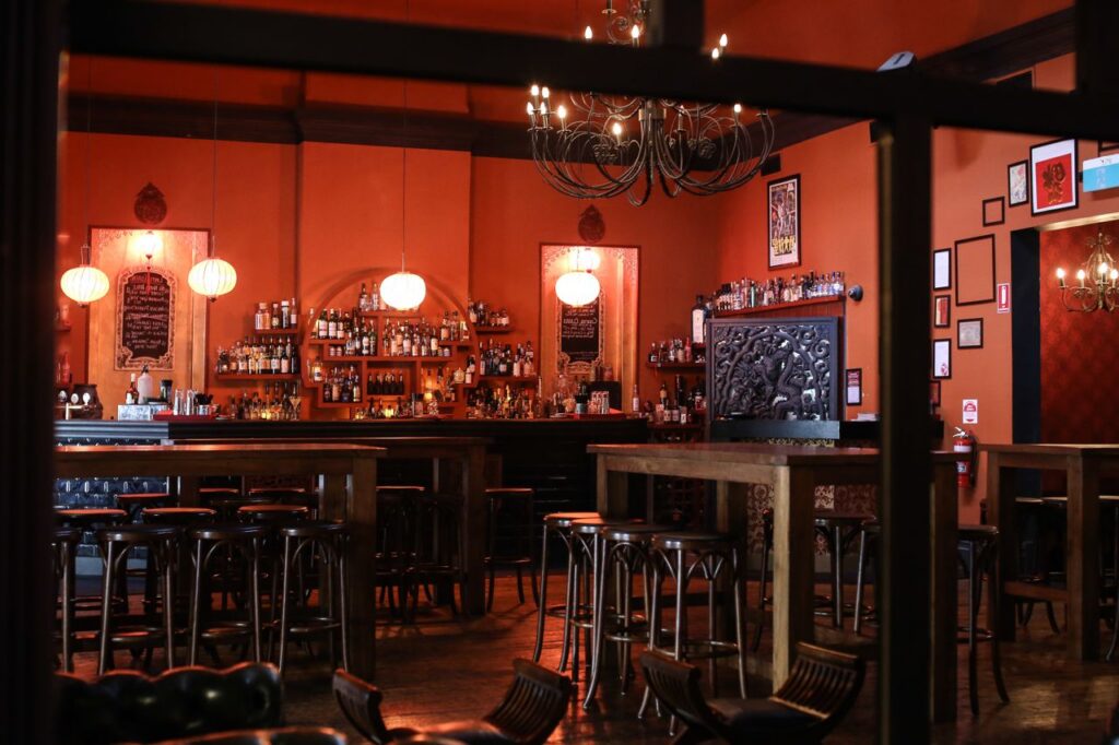 El legado de los speakeasy: de la clandestinidad a lo icónico bar speakeasy