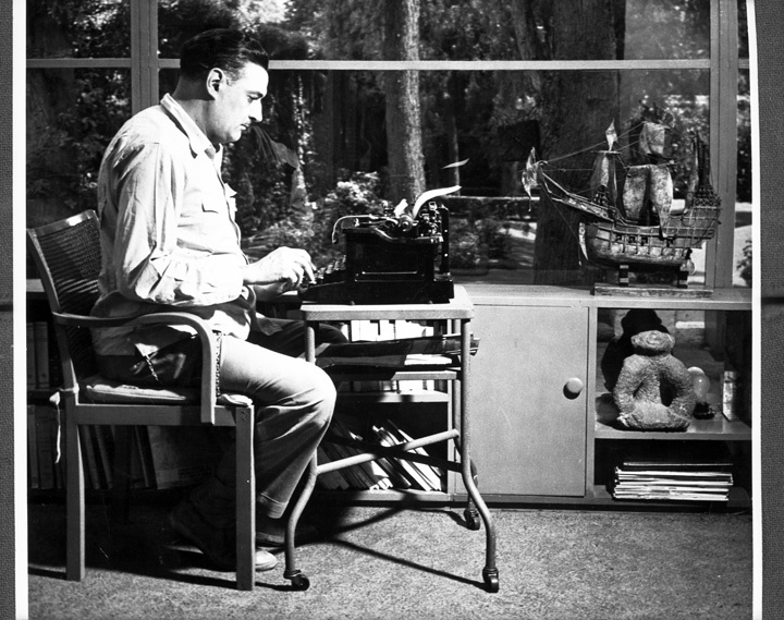 Salvador Novo escribiendo