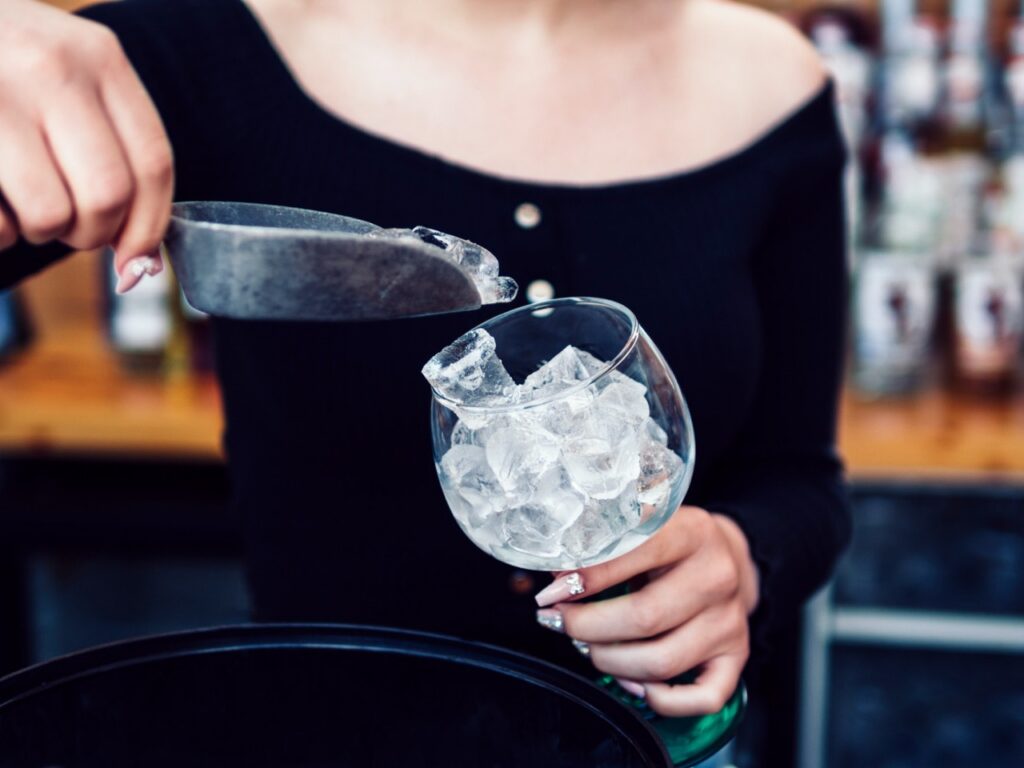hielo en coctelería