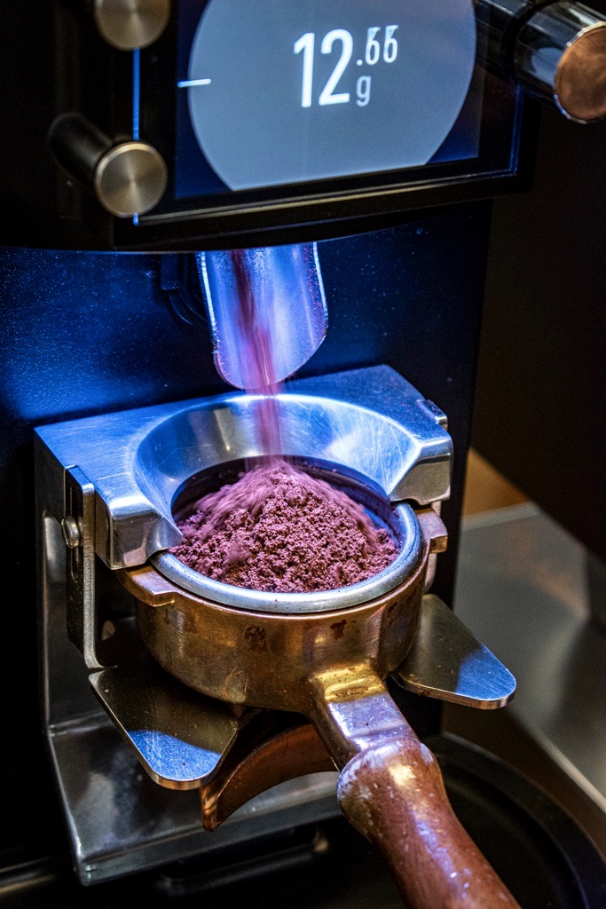 molido del café en fuego y café